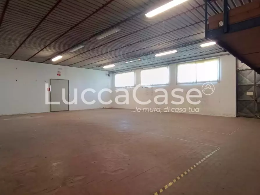 Immagine 16 di Attività artigianale in affitto  a Porcari