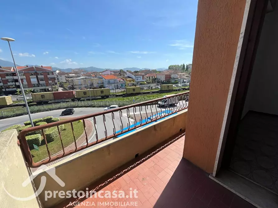 Immagine 13 di Appartamento in vendita  a Viareggio