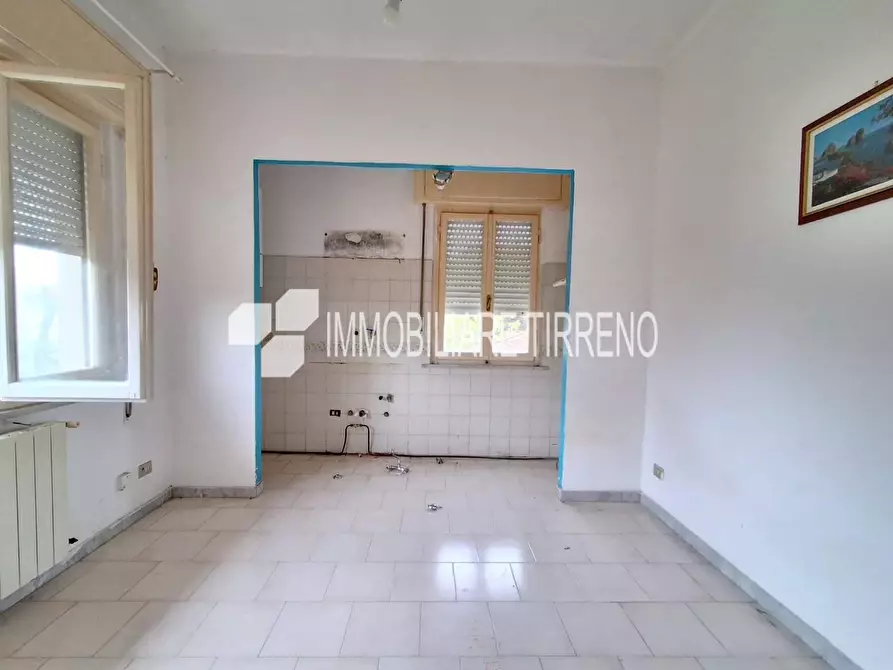Immagine 3 di Appartamento in vendita  a Massa