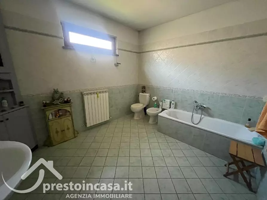 Immagine 21 di Villa in vendita  a Massarosa