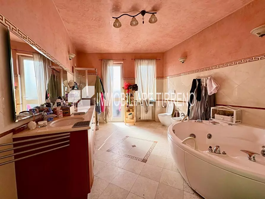 Immagine 11 di Appartamento in vendita  a Massa