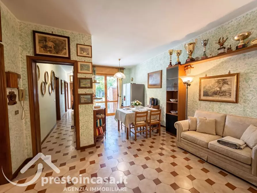 Immagine 1 di Appartamento in vendita  a Viareggio