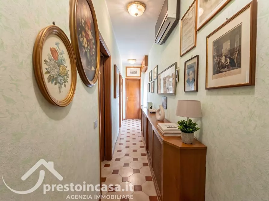 Immagine 13 di Appartamento in vendita  a Viareggio