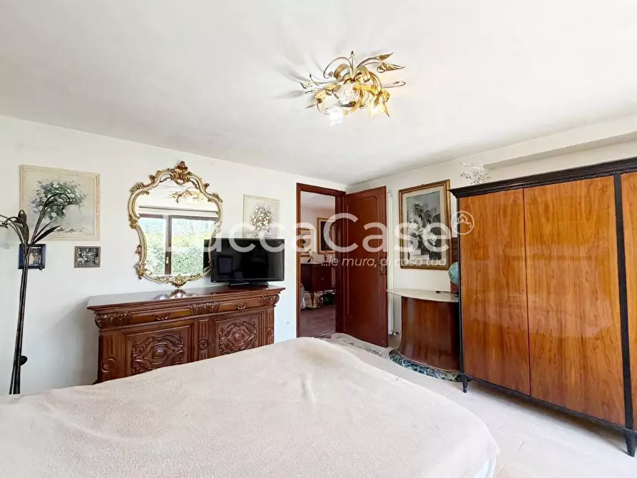 Immagine 39 di Villa in vendita  a Capannori