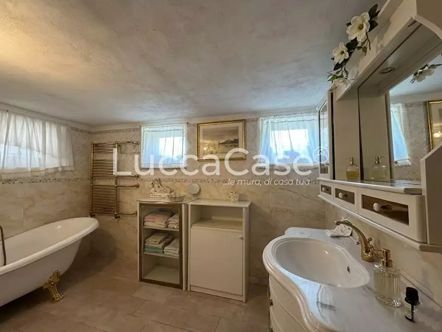 Immagine 40 di Villa in vendita  a Capannori