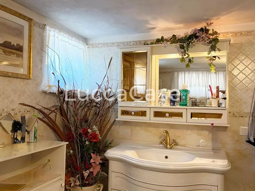 Immagine 41 di Villa in vendita  a Capannori