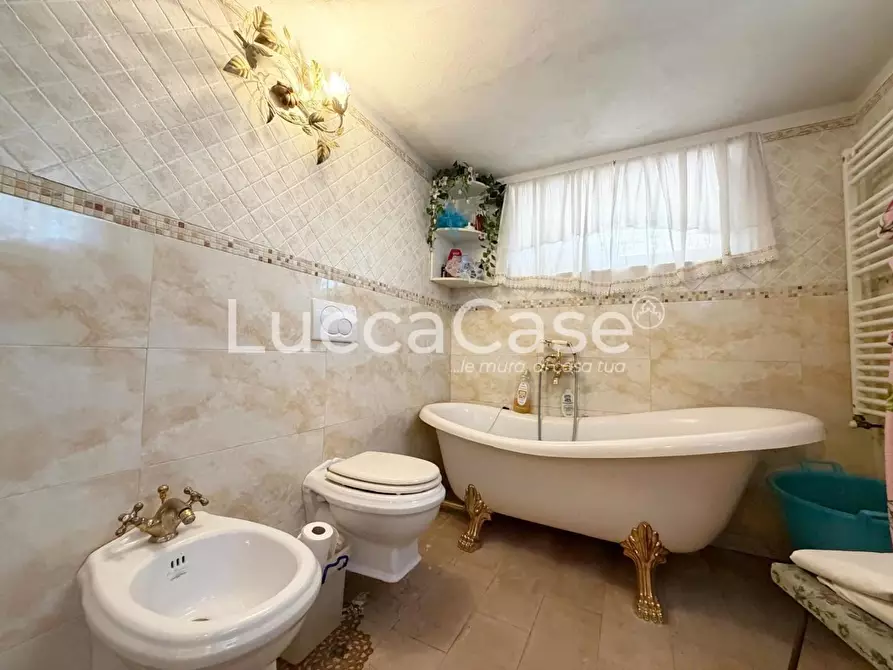Immagine 42 di Villa in vendita  a Capannori
