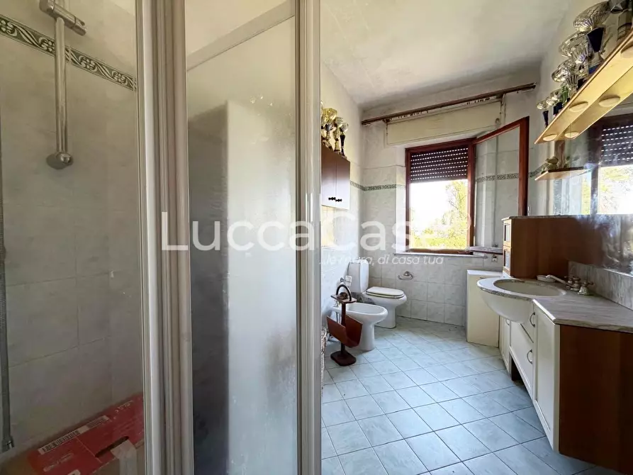 Immagine 21 di Villa in vendita  a Capannori