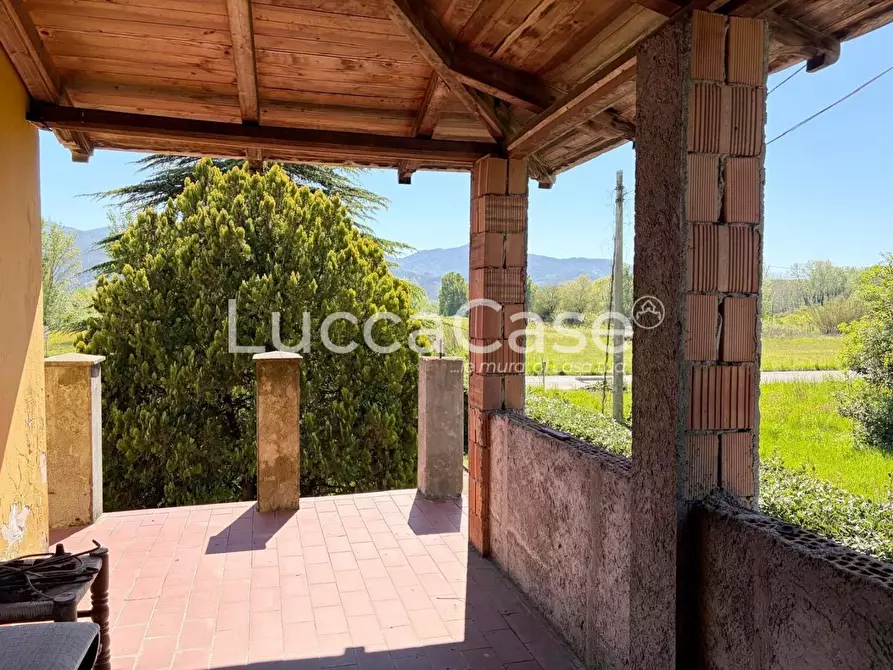 Immagine 47 di Villa in vendita  a Capannori