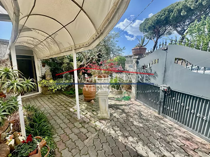 Immagine 11 di Casa semindipendente in vendita  a Massa