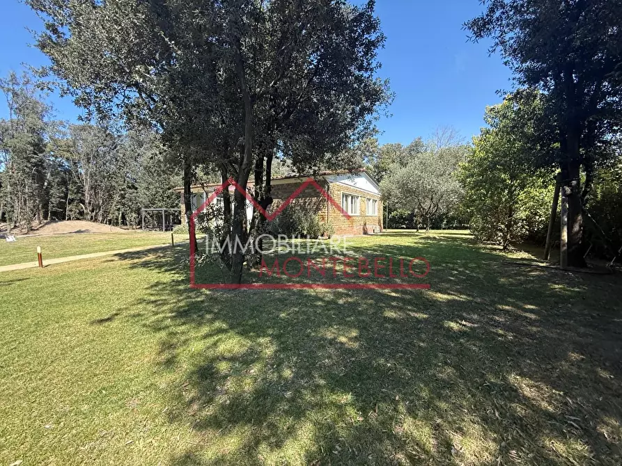 Immagine 42 di Villa in vendita  a Pietrasanta