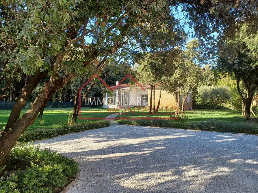 Immagine 1 di Villa in vendita  a Pietrasanta