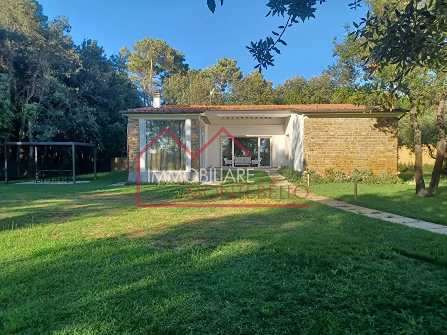 Immagine 2 di Villa in vendita  a Pietrasanta