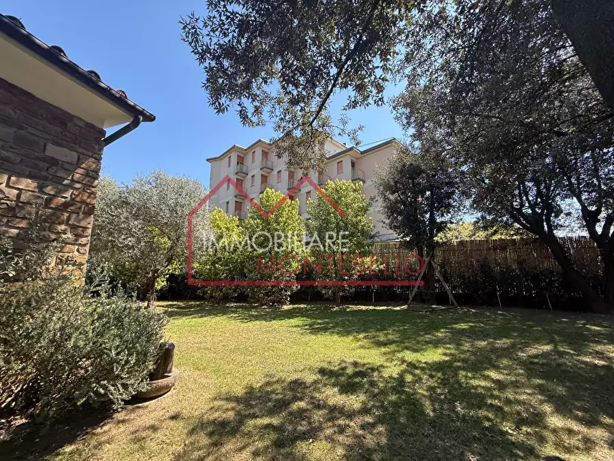Immagine 43 di Villa in vendita  a Pietrasanta