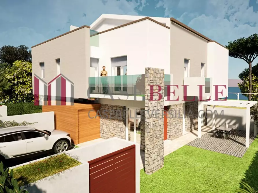 Immagine 1 di Casa trifamiliare in vendita  a Camaiore