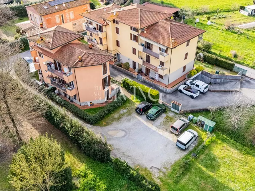Immagine 26 di Appartamento in vendita  a Lucca