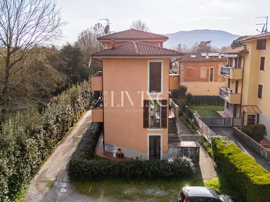 Immagine 21 di Appartamento in vendita  a Lucca