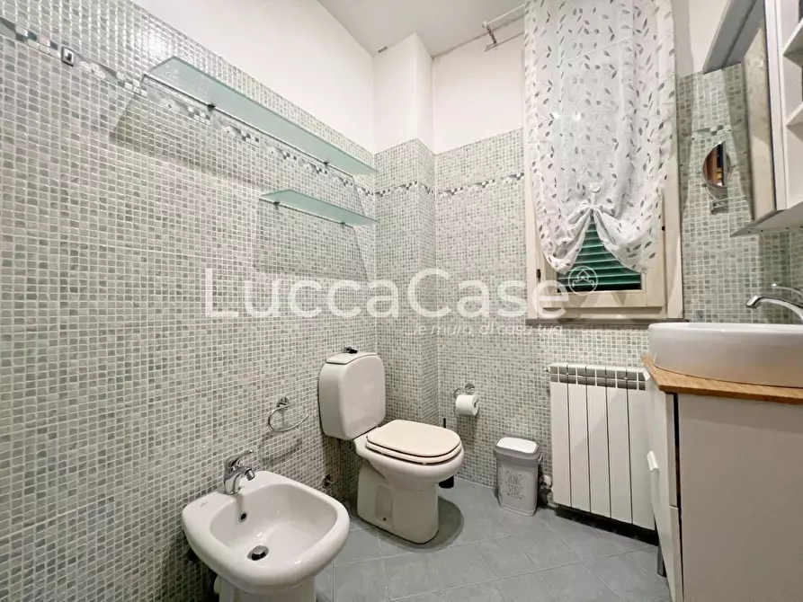 Immagine 12 di Appartamento in vendita  a Lucca