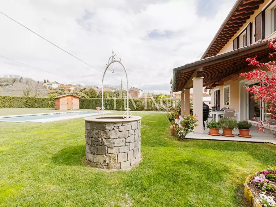 Immagine 48 di Villa in vendita  a Capannori