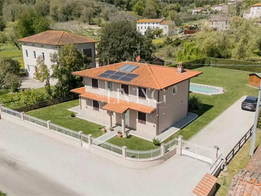 Immagine 49 di Villa in vendita  a Capannori