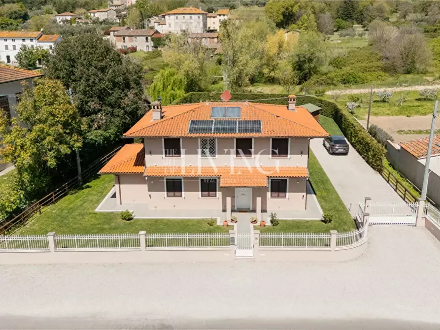 Immagine 50 di Villa in vendita  a Capannori