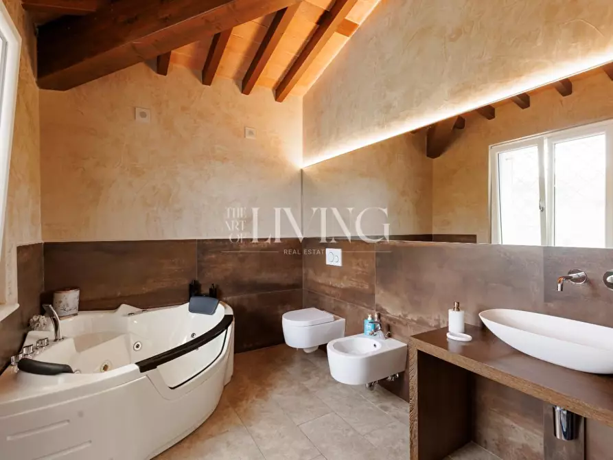 Immagine 26 di Villa in vendita  a Capannori