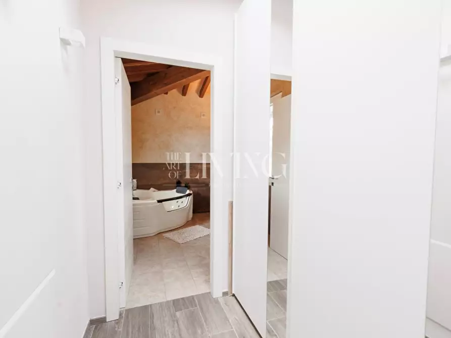 Immagine 25 di Villa in vendita  a Capannori