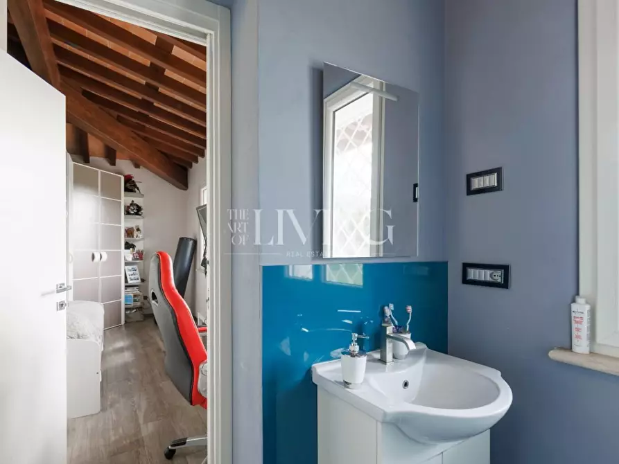 Immagine 36 di Villa in vendita  a Capannori