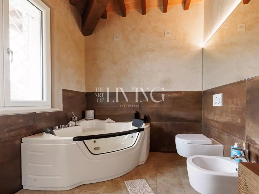 Immagine 27 di Villa in vendita  a Capannori