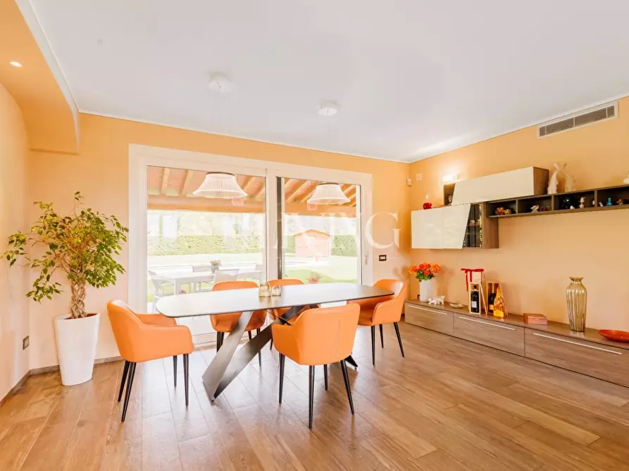 Immagine 9 di Villa in vendita  a Capannori