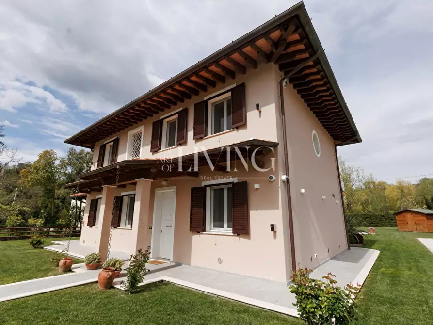 Immagine 39 di Villa in vendita  a Capannori