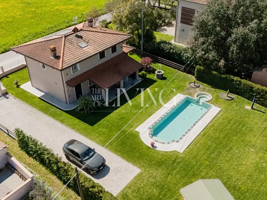 Immagine 4 di Villa in vendita  a Capannori