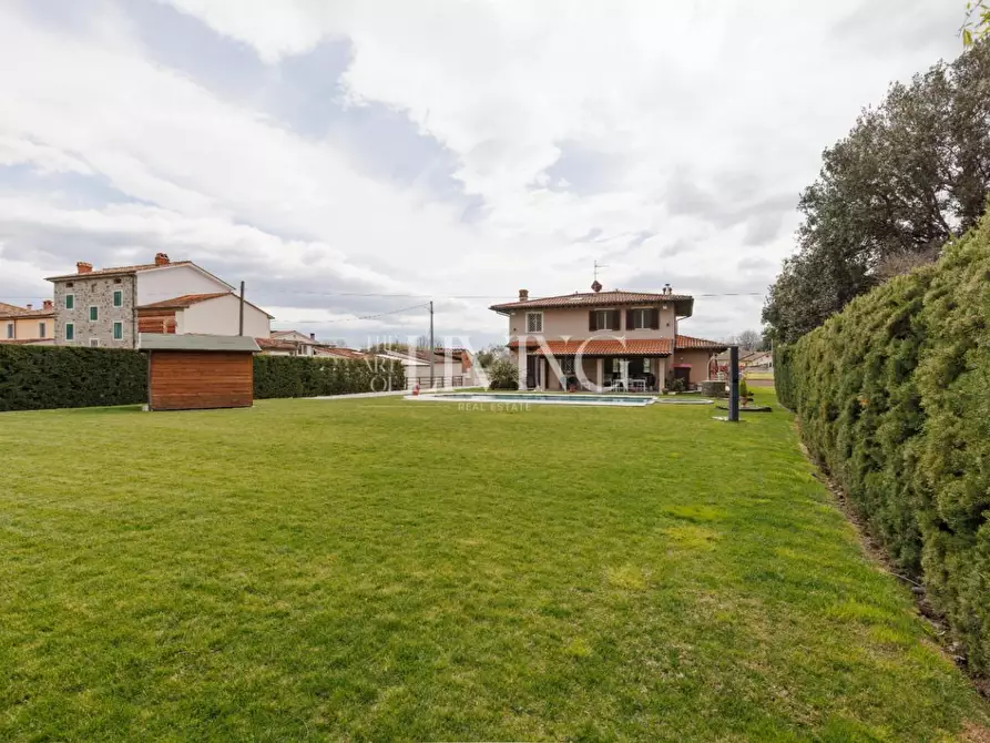 Immagine 41 di Villa in vendita  a Capannori