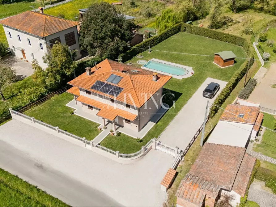 Immagine 3 di Villa in vendita  a Capannori