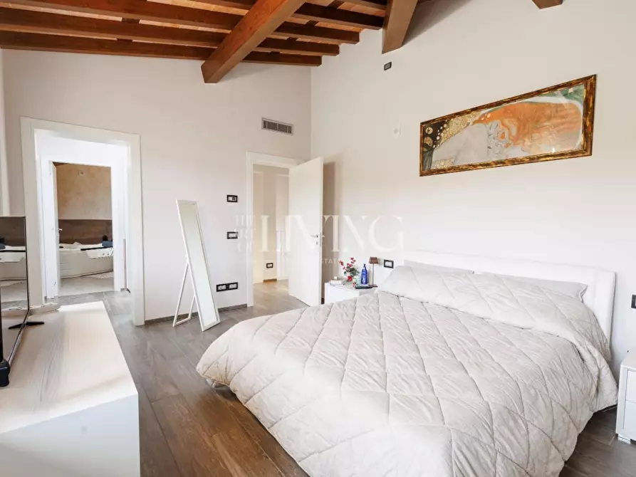 Immagine 24 di Villa in vendita  a Capannori