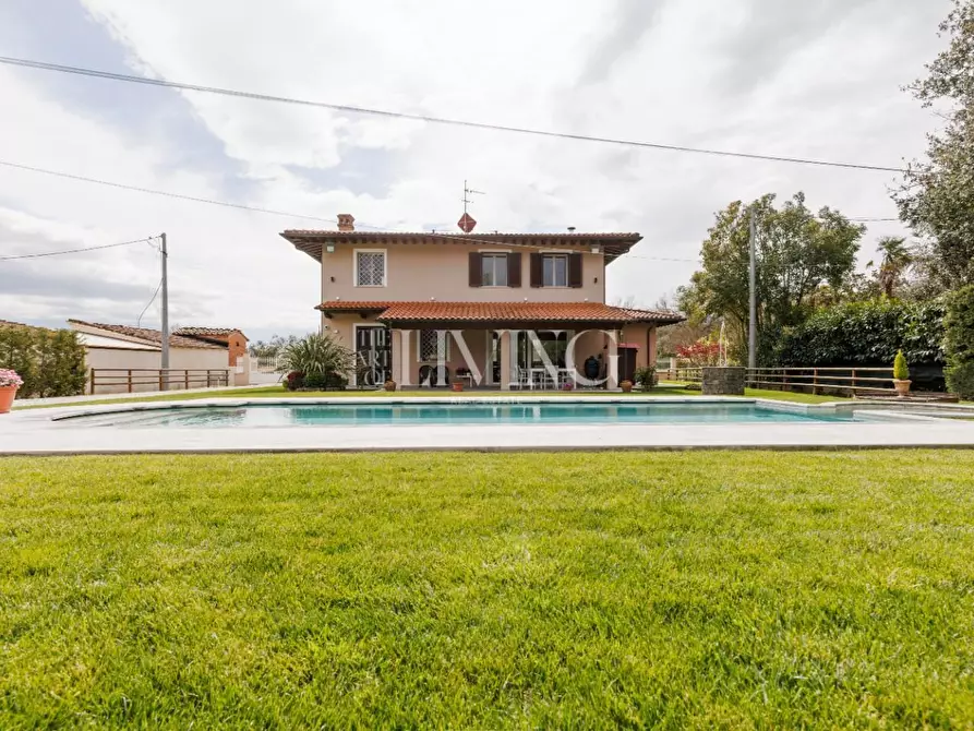 Immagine 45 di Villa in vendita  a Capannori