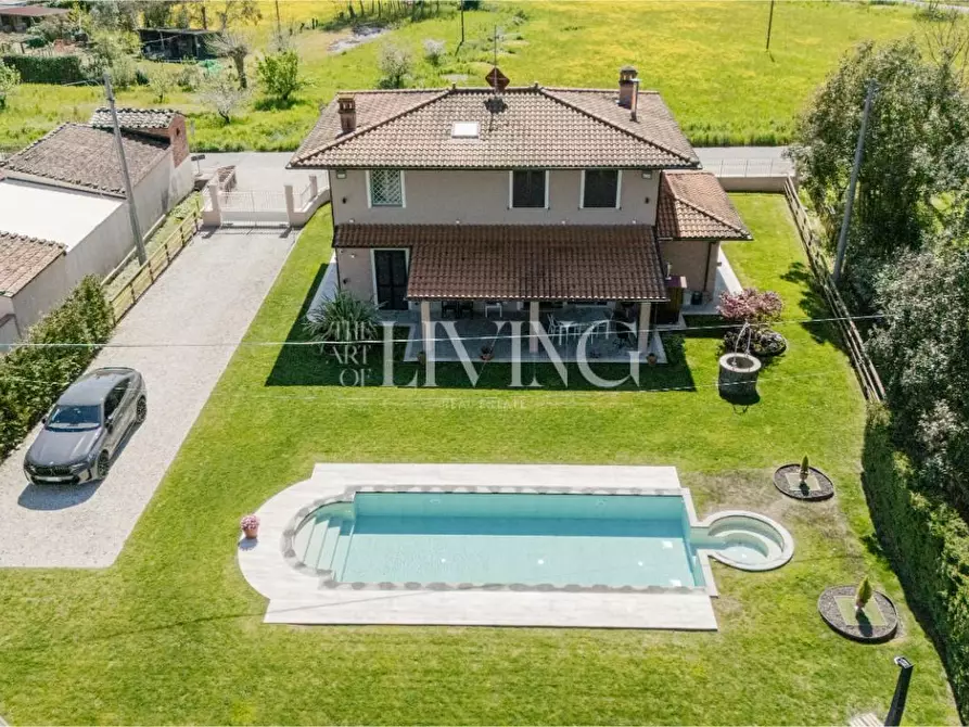 Immagine 54 di Villa in vendita  a Capannori