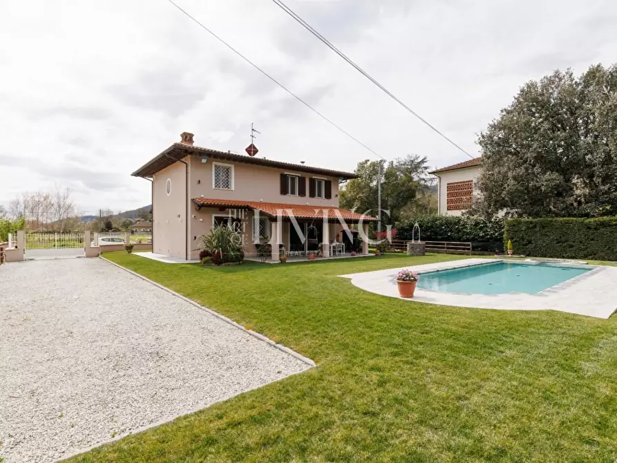 Immagine 40 di Villa in vendita  a Capannori