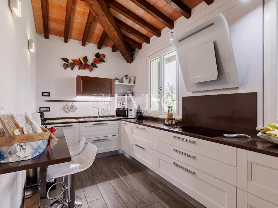 Immagine 12 di Villa in vendita  a Capannori