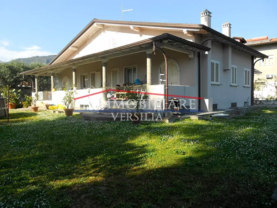 Immagine 1 di Casa bifamiliare in vendita  a Seravezza