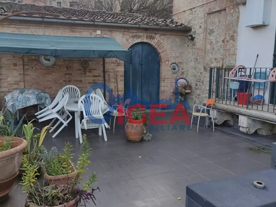 Immagine 1 di Appartamento in vendita  a Siena