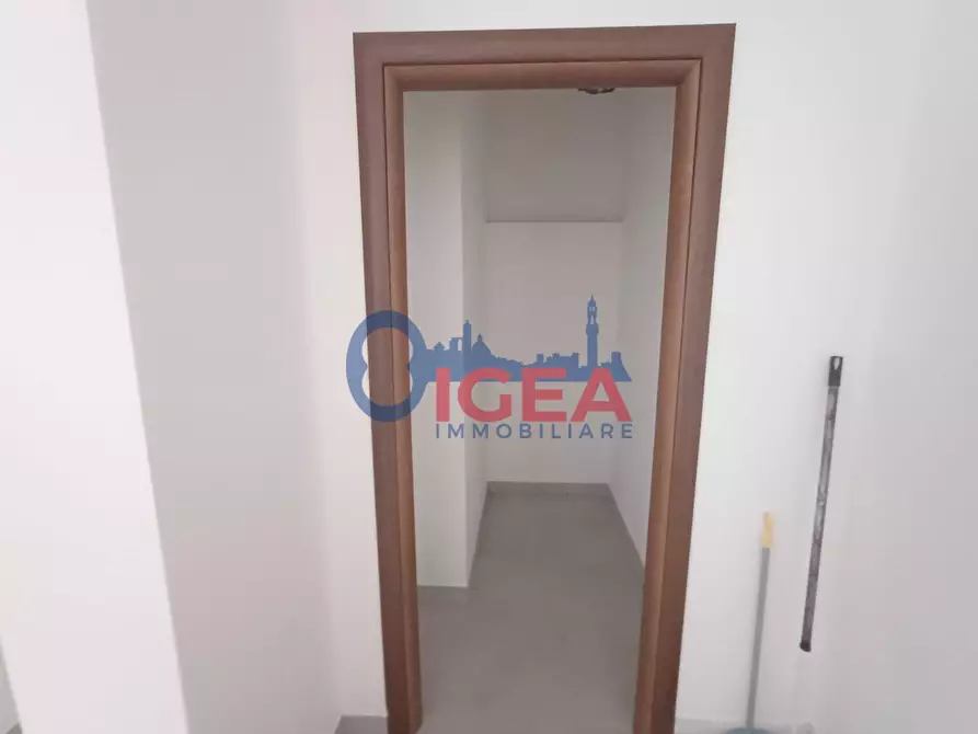 Immagine 14 di Ufficio in vendita  a Poggibonsi