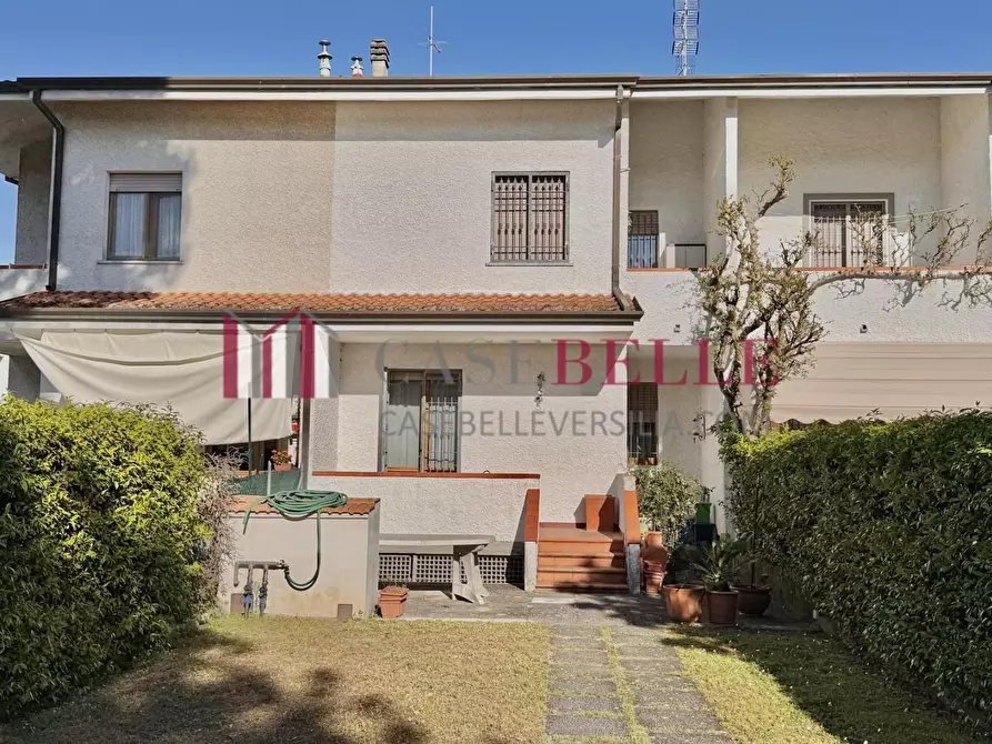 Immagine 1 di Villetta a schiera in vendita  a Pietrasanta