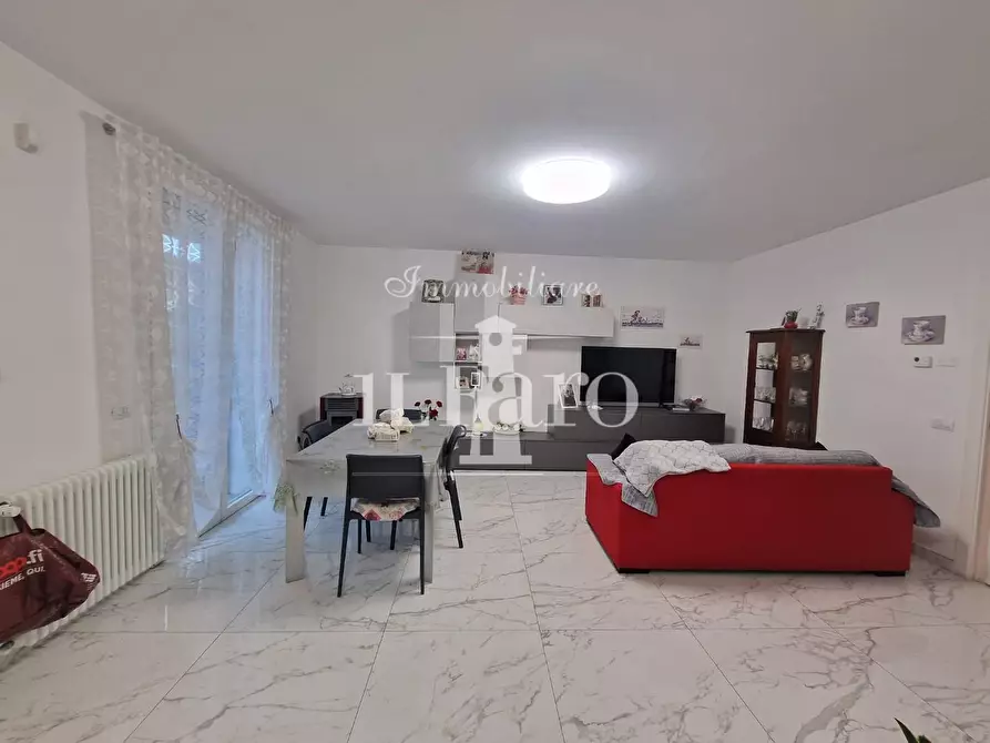 Immagine 11 di Appartamento in vendita  a Campi Bisenzio