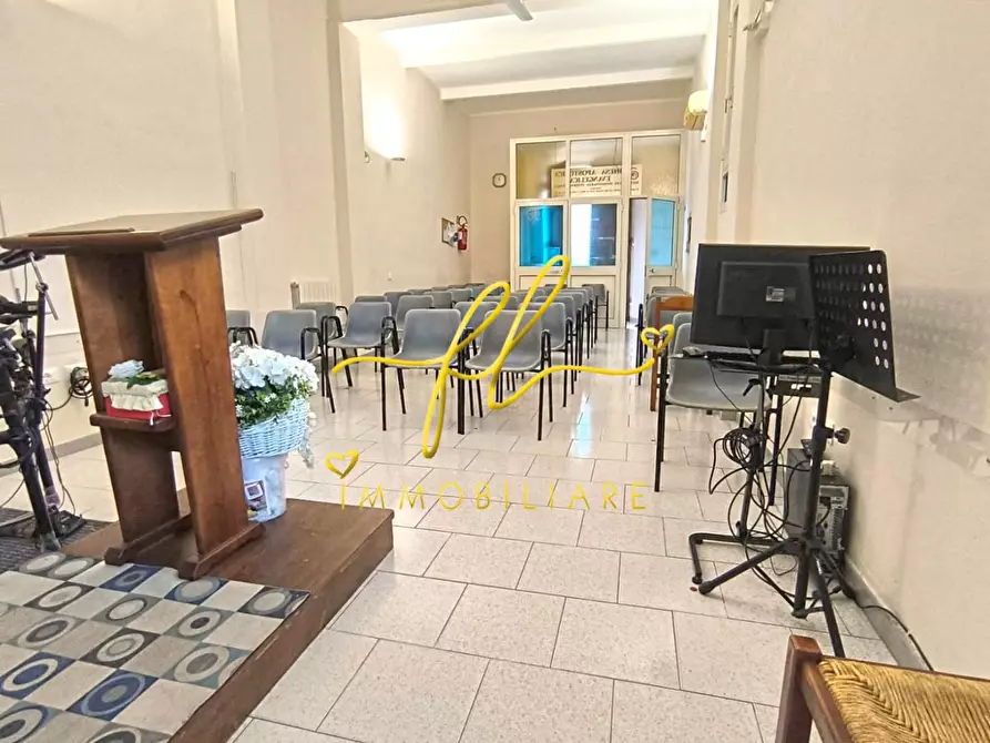 Immagine 1 di Magazzino in vendita  a Cecina