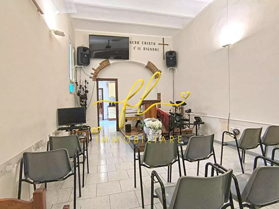 Immagine 4 di Magazzino in vendita  a Cecina