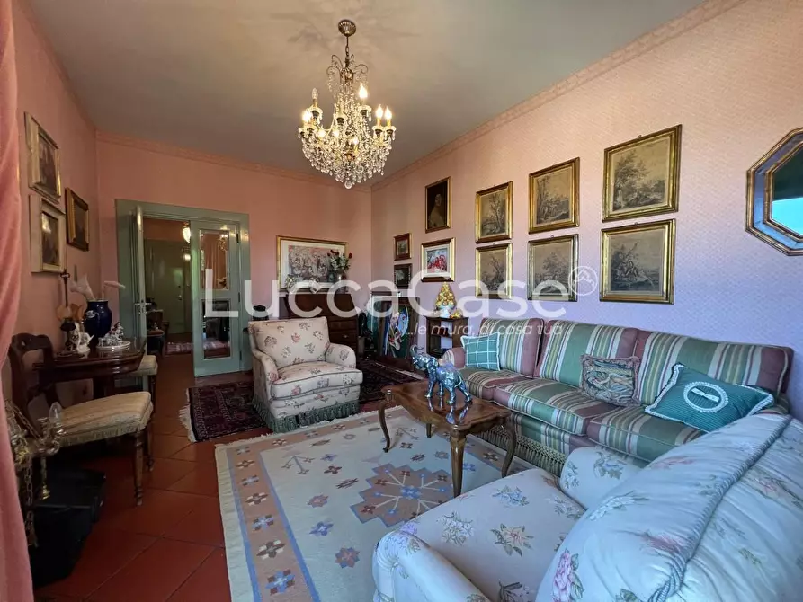 Immagine 30 di Appartamento in vendita  a Lucca