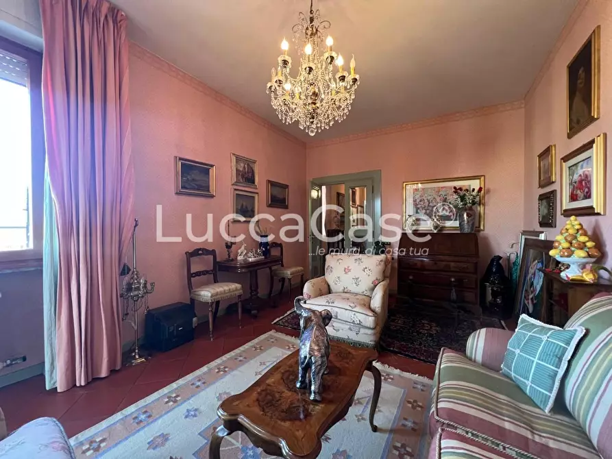 Immagine 26 di Appartamento in vendita  a Lucca