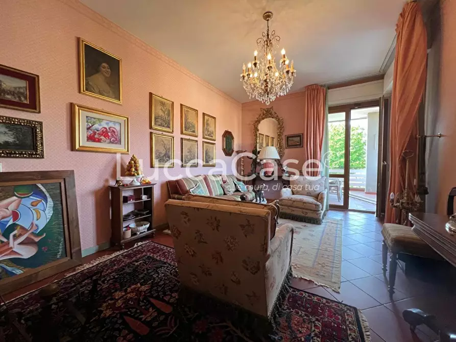 Immagine 21 di Appartamento in vendita  a Lucca