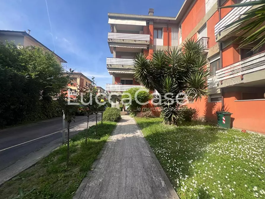 Immagine 9 di Appartamento in vendita  a Lucca